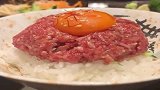 生牛肉生鸡蛋拌饭，网友这也是要生吃吗