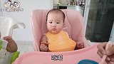 双胞胎萌娃饭量惊人，每天最开心的就是吃饭，妹妹这吃相太搞笑了