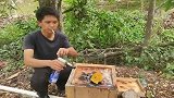 小伙把空蜂箱全部涂上蜂蜡，放在野外做诱蜂箱，等待野蜂前来居住