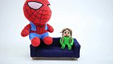 儿童定格故事：小泥人收到了一个蜘蛛侠玩偶礼物