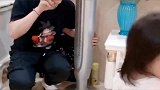 萌娃给爸爸拍照，真的好可爱呀