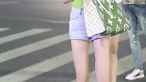 街拍小姐姐笑得真甜，当她摆pose那一瞬间，真的心动了