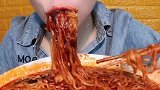 终极版爆辣火鸡面，那上面的辣椒酱，光看着就很害怕！