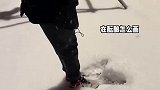 男生在雪地里用脚印画小兔子，结果脚一用力，摔成了大蛤蟆