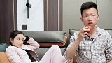 男子吃苹果时被妻子一脚踹飞,随后男子的反击逗笑网友