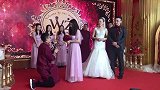 伴郎求婚伴娘，伴娘不知所措，网友：爱要说、爱要做，做个男人要