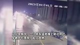 视频曝光！杭州一小轿车猛撞路边护栏，车身遭贯穿起火自燃