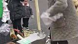 甘蔗插进机器里自动切块，直接省去人工的时间
