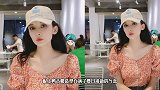 古力娜扎碎花造型秀锁骨，对镜头做鬼脸超可爱，白皙肌肤自带光感