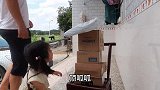 老张最近也爱上了网购，第一次拆这么多快递，晶晶真是及时雨