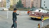 现在考试越来越难，科目二要求这样倒车，教练的心真大