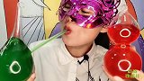 小姐姐吃“红葫芦与绿水滴瓶子果冻”双色滋味美，超赞