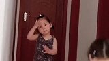 妹妹的迷惑行为，这是学哈利波特穿墙吗？头太铁了