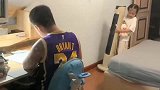 哥哥故意关门不让妹妹进，谁知妹妹拿着小空调进来，真是太搞笑了