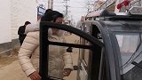 大衣哥出门演出，大衣嫂骑车去拿快递，真接地气！