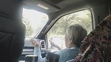 从酒吧回来的奶奶依然停不住，让爷爷省点心吧
