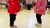两萌娃在幼儿园进行斗舞，这踩点也太准了