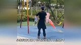 吴京陪谢楠回娘家，带儿子在公园玩耍，父子俩席地而坐好接地气