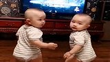 才1岁两个月的双胞胎，一听到音乐就这状态，来一起摇摆呀
