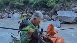 老人滑索横跨怒江对老人家来说是日常生活