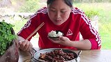 猪身上的宝贝太馋人了，胖妹乡下做香辣干锅，一锅米饭吃撑了