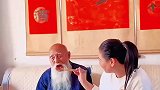 爷爷出院和家人一块吃饭，俩孙媳妇一人一口给喂饭