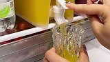 这个冷水壶可真方便，密封盖不会串味，喝多少接多少