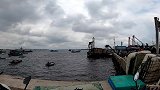 虎子到大船上海钓，意外收获条油石斑，流水太急只好收杆