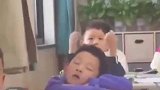 萌娃打瞌睡，老师一语惊醒梦中人
