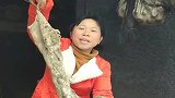 大姐拿出一块年的腊肉，如果你是客人敢吃吗