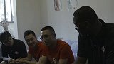 篮球-16年-麦迪空降球迷家送票 为中国赛预热-新闻