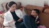 姐弟俩年龄相差岁，姐姐就是这样欺负弟弟，妈妈都嫌弃她！