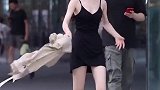 小姐姐自带强大气场，后面的小哥哥都看懵了！