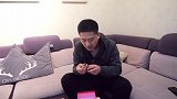 小伙买个小玩意搞得相当隆重，弄得跟拍电影一样，太搞笑了