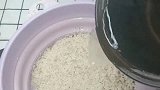 岳母娘每次煮饭都要刷一层油，仔细一问才知道为什么。