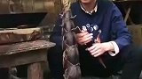 见过剥竹笋的，就地取材的还是第一次见，长见识了