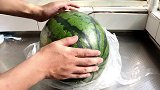 花了150元买了一个30斤大西瓜，用刀劈开那一刻，赚大了