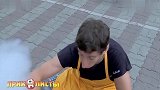 街头整蛊男子在街边给人擦鞋,擦着擦着冒烟了,顾客气得想打人