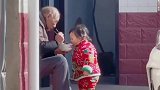 爷爷坐院子里给孙女喂饭的温馨一幕被拍下，又勾起了谁的童年回忆