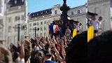 吹口哨鼓掌欢呼 法国球迷齐聚广场庆祝主队晋级