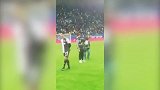 意超杯赛后C罗公然掏裆 太阳报：他在回应对他喊梅西的球迷