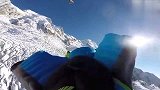 翼装达人3842米高峰跳下 贴地飞行险撞冰川