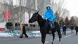 你的订单“马上到”！ 外卖小哥骑马送餐惊艳街头