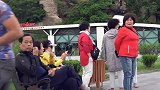 国外恶搞：男人身后发出奇怪的声音，让旁边的美女们都不淡定了