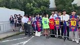 日本球迷在酒店等待巴萨球员 不少人拿着亚马尔球衣