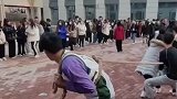 校园男子参加拔河比赛，结果却帮了倒忙