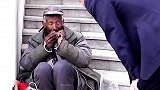 男子向拾荒老人借钱，心善的老人一贫如洗却慷慨相助