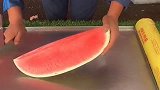 这样切西瓜手法，还是第一次见，小哥的刀功真溜