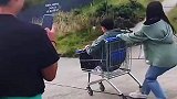这女人真野，竟然真松手