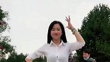 美女在街上跳舞，这身材有点让人羡慕了，不知道她还是单身吗？